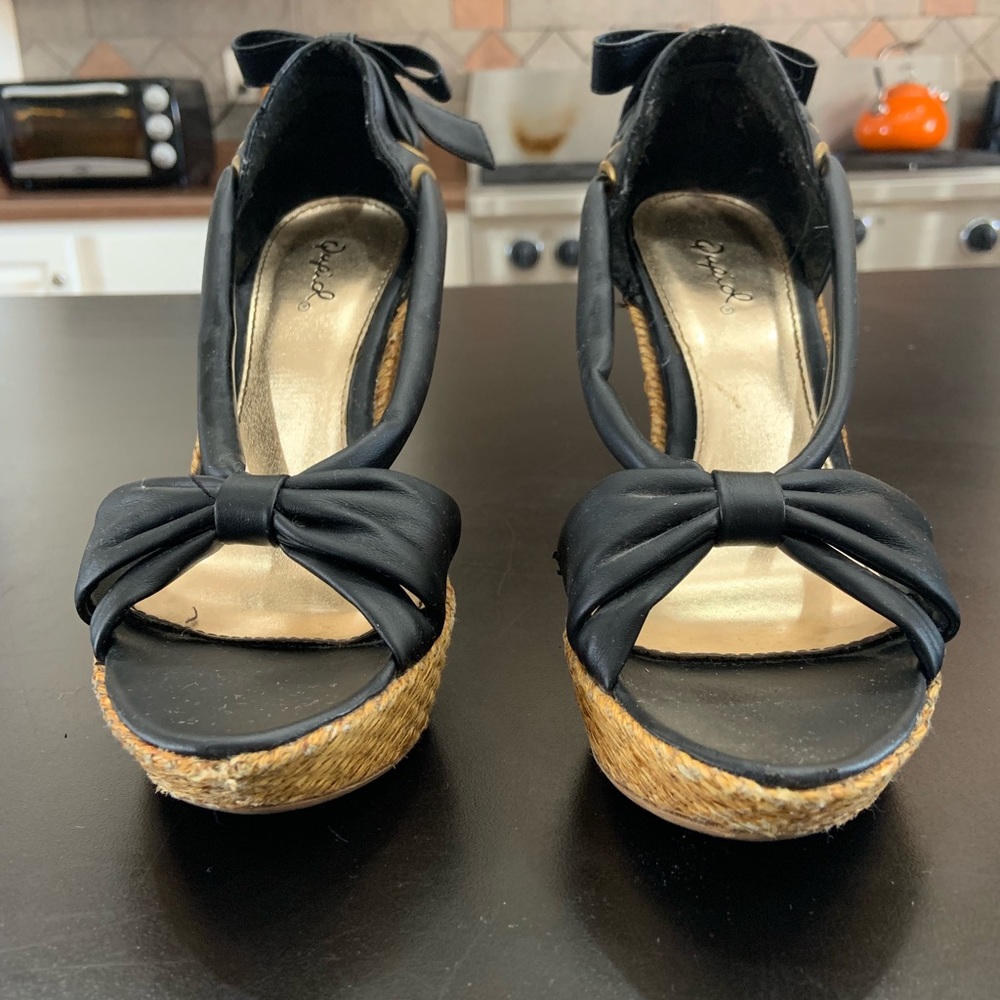 Black wedges